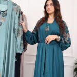 ⁦جلابيه اخضر بطبقه داخليه و تطريز من الصدر ممتده على اكتاف⁩ - الصورة ⁦6⁩