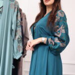 ⁦جلابيه اخضر بطبقه داخليه و تطريز من الصدر ممتده على اكتاف⁩ - الصورة ⁦5⁩