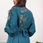 ⁦جلابيه اخضر بطبقه داخليه و تطريز من الصدر ممتده على اكتاف⁩ - الصورة ⁦3⁩