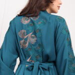 ⁦جلابيه اخضر بطبقه داخليه و تطريز من الصدر ممتده على اكتاف⁩ - الصورة ⁦4⁩