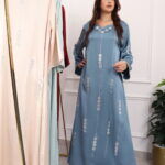 ⁦جلابيه ازرق بفصوص محدد من امام و اكتاف⁩ - الصورة ⁦9⁩