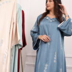 ⁦جلابيه ازرق بفصوص محدد من امام و اكتاف⁩ - الصورة ⁦7⁩