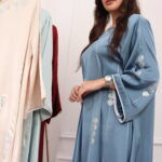 ⁦جلابيه ازرق بفصوص محدد من امام و اكتاف⁩ - الصورة ⁦5⁩