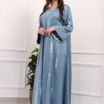 ⁦جلابيه ازرق بفصوص محدد من امام و اكتاف⁩ - الصورة ⁦3⁩