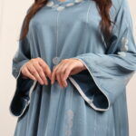 جلابيه ازرق بفصوص محدد من امام و اكتاف