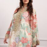 ⁦جلابية مشجره برتقالي بتطريز ذهبي⁩ - الصورة ⁦3⁩