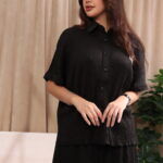 ⁦طقم كاجوال أسود تتكون من قطعتين بأكمام قصيرة وبنطلون طويل⁩ - الصورة ⁦7⁩