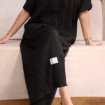 ⁦طقم كاجوال أسود تتكون من قطعتين بأكمام قصيرة وبنطلون طويل⁩ - الصورة ⁦6⁩