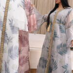 ⁦جلابية مشجرة باكمام كلوش لون تيفاني مع شريط شك⁩ - الصورة ⁦5⁩