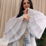 ⁦جلابية مشجرة باكمام كلوش لون تيفاني مع شريط شك⁩ - الصورة ⁦3⁩