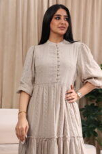 ⁦فستان القطن الفاخر بيج مكسره من وسط ومن اسفل⁩ - الصورة ⁦7⁩