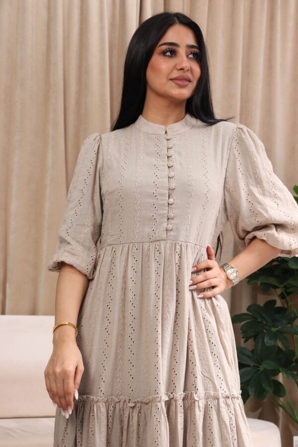 ⁦فستان القطن الفاخر بيج مكسره من وسط ومن اسفل⁩ - الصورة ⁦7⁩