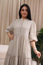 ⁦فستان القطن الفاخر بيج مكسره من وسط ومن اسفل⁩ - الصورة ⁦8⁩