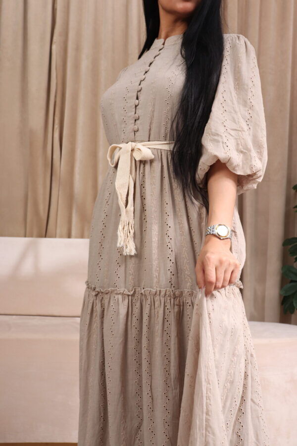 ⁦فستان القطن الفاخر بيج مكسره من وسط ومن اسفل⁩ - الصورة ⁦3⁩