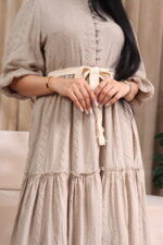 ⁦فستان القطن الفاخر بيج مكسره من وسط ومن اسفل⁩ - الصورة ⁦2⁩