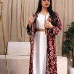 ⁦جلابية جاكار مشجره عنابي بطبقة داخلية و شريط فصوص⁩ - الصورة ⁦2⁩