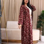 ⁦جلابية جاكار مشجره عنابي بطبقة داخلية و شريط فصوص⁩ - الصورة ⁦3⁩