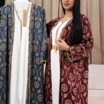 ⁦جلابية جاكار مشجره عنابي بطبقة داخلية و شريط فصوص⁩ - الصورة ⁦5⁩