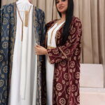 ⁦جلابية جاكار مشجره عنابي بطبقة داخلية و شريط فصوص⁩ - الصورة ⁦6⁩