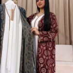 ⁦جلابية جاكار مشجره عنابي بطبقة داخلية و شريط فصوص⁩ - الصورة ⁦7⁩