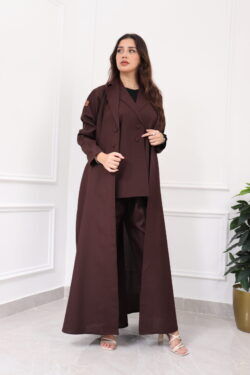 عباية ثلاث قطع بني طقم قماش كريب واقف