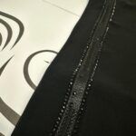 ⁦طرحه اسود فصوص طرفين مع شريط مميز ⁩ - الصورة ⁦5⁩