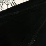 ⁦طرحه اسود فصوص طرفين مع شريط مميز ⁩ - الصورة ⁦4⁩