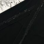 ⁦طرحه اسود فصوص طرفين مع شريط مميز ⁩ - الصورة ⁦3⁩