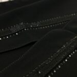 طرحه اسود فصوص طرفين مع شريط مميز 