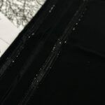 ⁦طرحه اسود فصوص طرفين مع شريط مميز ⁩ - الصورة ⁦2⁩