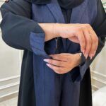 ⁦عباية بياقة منسوجه بقماش كحلي على الاكمام والامام⁩ - الصورة ⁦2⁩