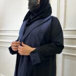 عباية بياقة منسوجه بقماش كحلي على الاكمام والامام