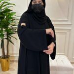 ⁦عبايه كلوش منسوجة بقماش نواعم مطرزه بخيوط اسود مخفى⁩ - الصورة ⁦4⁩