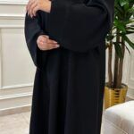 ⁦عبايه كلوش رقبة بقماش انترنت مطرزه عنابي بخيوط مخفى⁩ - الصورة ⁦3⁩