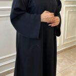 ⁦عبايه كلوش رقبة بقماش انترنت مطرزه عنابي بخيوط مخفى⁩ - الصورة ⁦5⁩