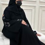 ⁦عبايه بشك ملون على اكمام بشكل و رورد كحلي⁩ - الصورة ⁦2⁩