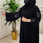 عبايه بشك ملون على اكمام بشكل و رورد كحلي