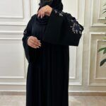 ⁦عبايه بشك ملون على اكمام بشكل و رورد كحلي⁩ - الصورة ⁦5⁩