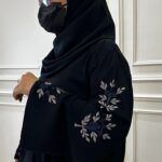 ⁦عبايه بشك ملون على اكمام بشكل و رورد كحلي⁩ - الصورة ⁦7⁩