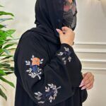 ⁦عبايه بشك ملون على اكمام بشكل و رورد كحلي⁩ - الصورة ⁦8⁩