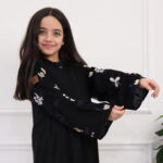 ⁦عباية بناتي بتطريز ملون على اكمام كامل⁩ - الصورة ⁦5⁩