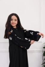 ⁦عباية بناتي بتطريز ملون على اكمام كامل⁩ - الصورة ⁦5⁩