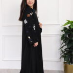 ⁦عباية بناتي بتطريز ملون على اكمام كامل⁩ - الصورة ⁦6⁩