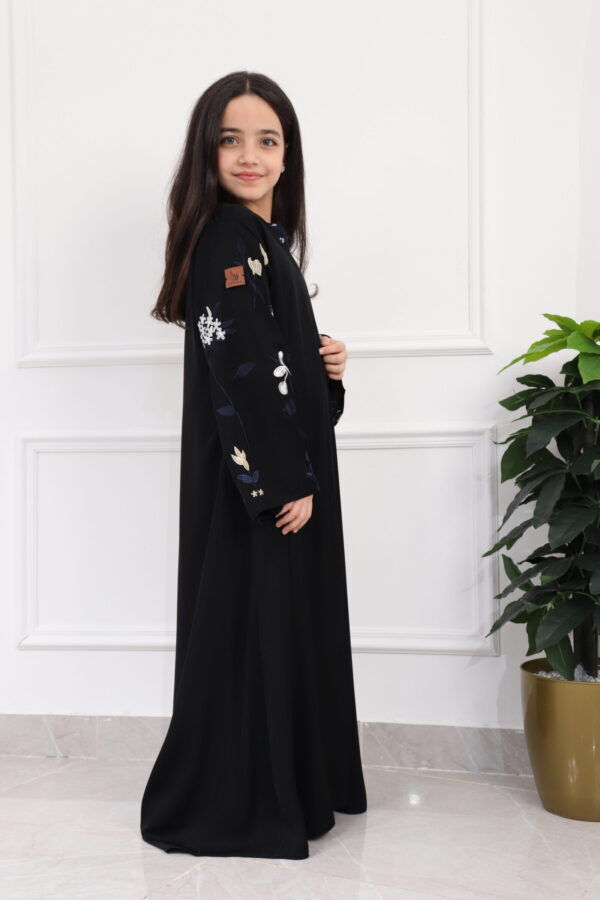 ⁦عباية بناتي بتطريز ملون على اكمام كامل⁩ - الصورة ⁦6⁩