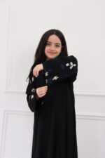 ⁦عباية بناتي بتطريز ملون على اكمام كامل⁩ - الصورة ⁦2⁩