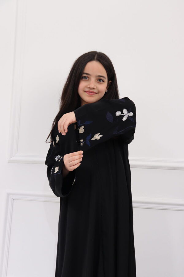 ⁦عباية بناتي بتطريز ملون على اكمام كامل⁩ - الصورة ⁦2⁩