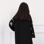 ⁦عباية بناتي بتطريز ملون على اكمام كامل⁩ - الصورة ⁦3⁩