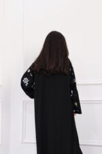 ⁦عباية بناتي بتطريز ملون على اكمام كامل⁩ - الصورة ⁦3⁩