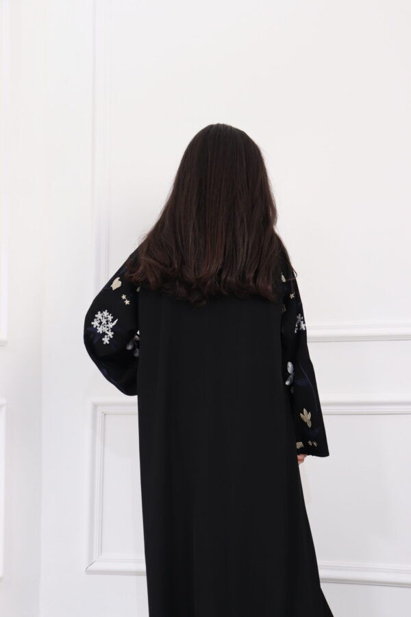 ⁦عباية بناتي بتطريز ملون على اكمام كامل⁩ - الصورة ⁦3⁩