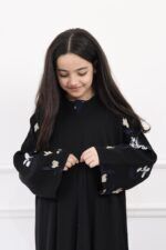 عباية بناتي بتطريز ملون على اكمام كامل